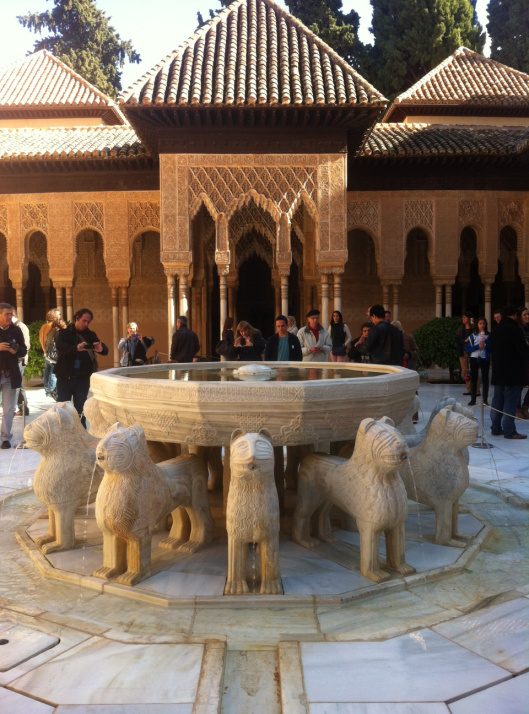 Alhambra em Granada Portugues guia oficial idioma
