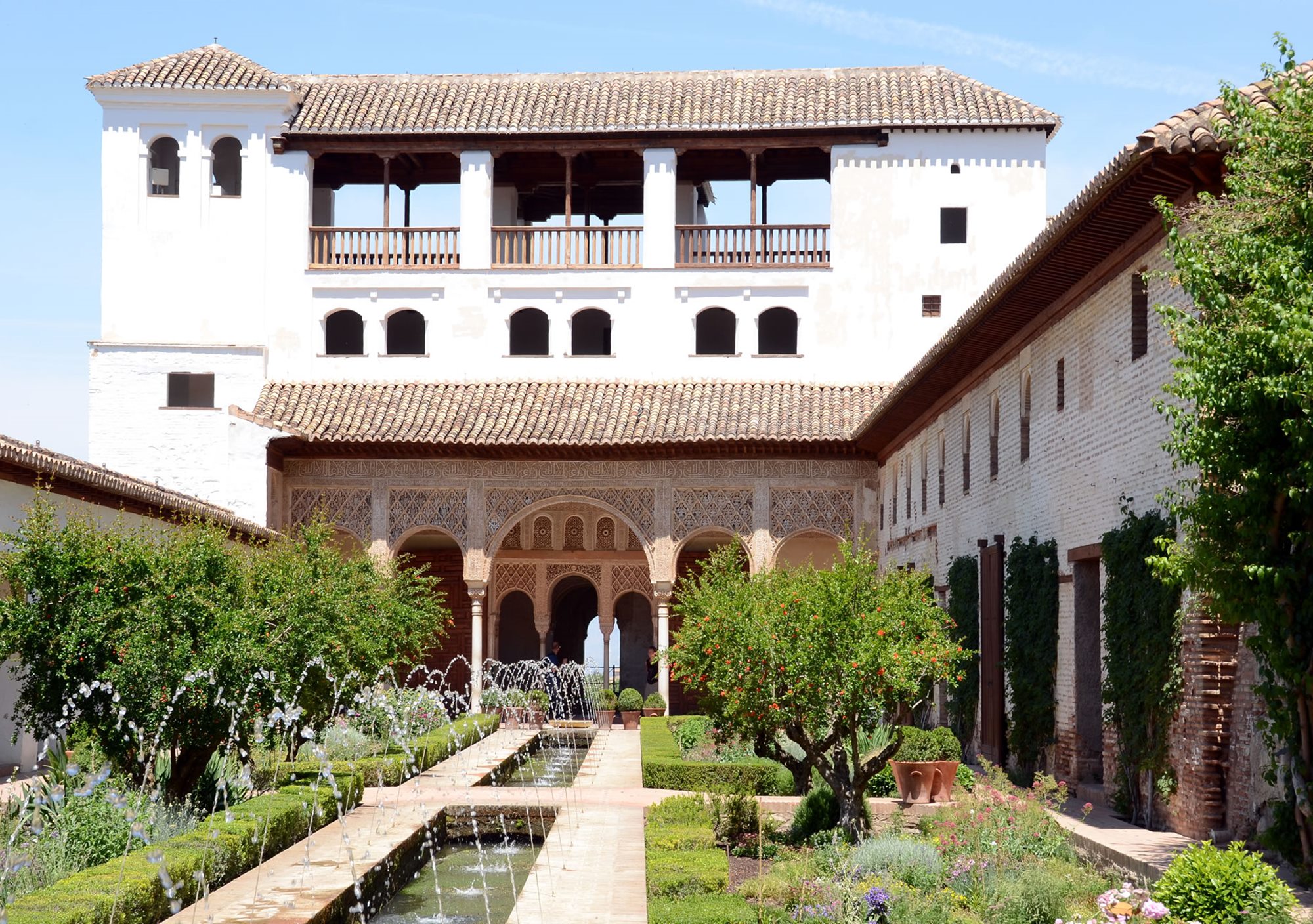 Guided tour visit guide exploring the Alhambra and the Generalife