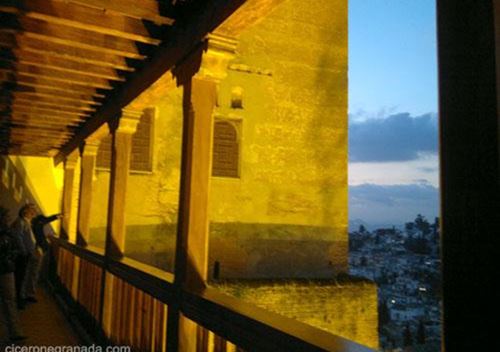 Visita guiada tour guiado noche nocturna en la Alhambra Palacios Nazaríes patio de los leones